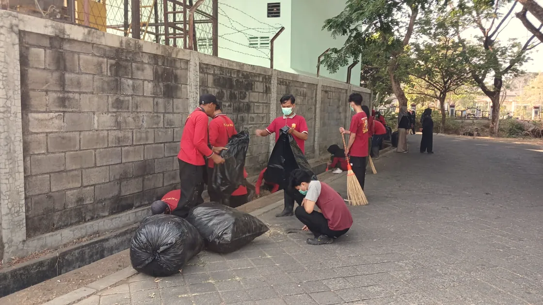 Tim JDP membersihkan lingkungan sekitar gedung